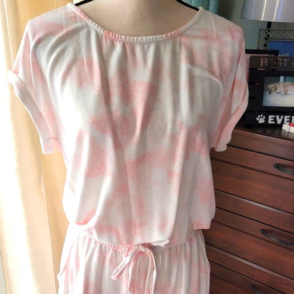 EUC- NY&C PINK & WHITE TIE-DYE ROMPER TIE WAIST KEY HOLE BUTTON BACK